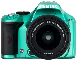 Pentax K-x hellgrün mit Objektiv smc DA L 18-55mm 3.5-5.6 AL