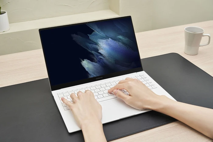 Samsung Galaxy Book Pro 15, Mystic Silver, Core i7-1165G7, 16GB RAM, 512GB SSD, DE