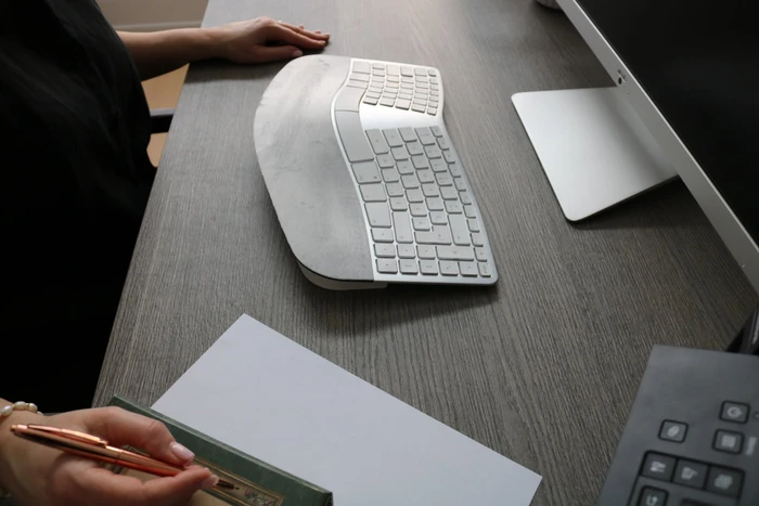 Matias Sculpted Ergonomic Rechargeable Keyboard for Mac, silber, USB, DE