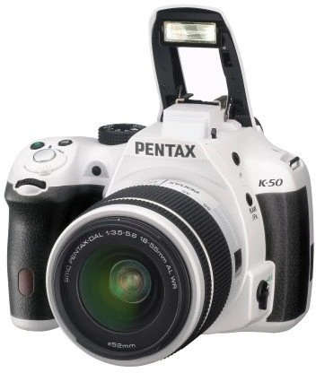 Pentax K-50 weiß mit Objektiv smc DA 18-55mm 3.5-5.6 AL WR und smc DA 50-200mm 4.0-5.6 ED WR