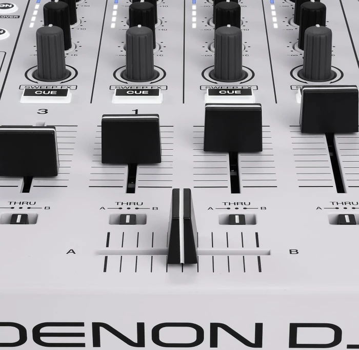 Denon DJ SC Live 4 weiß