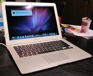 Apple MacBook Air 13.3" silber, Core 2 Duo, 2GB RAM, 80GB HDD, DE