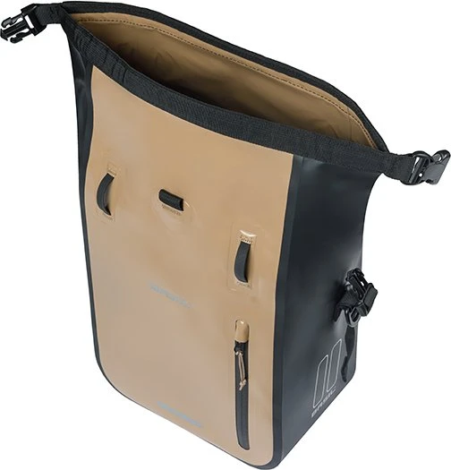 Basil Rivo M Tarpaulin MIK Hooks Gepäcktasche sand/black