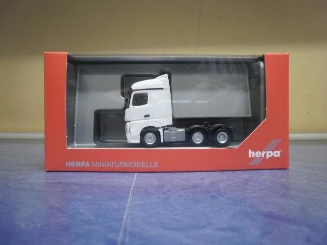 Herpa Mercedes-Benz Actros Streamspace 6x2 Zugmaschine weiß