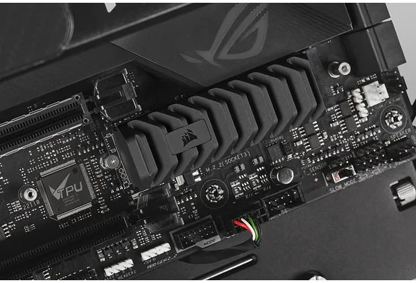 Corsair Force Series MP600 Pro XT 4TB, M.2 2280 / M-Key / PCIe 4.0 x4, Kühlkörper