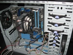 Cooler Master Elite 330 schwarz, Acrylfenster