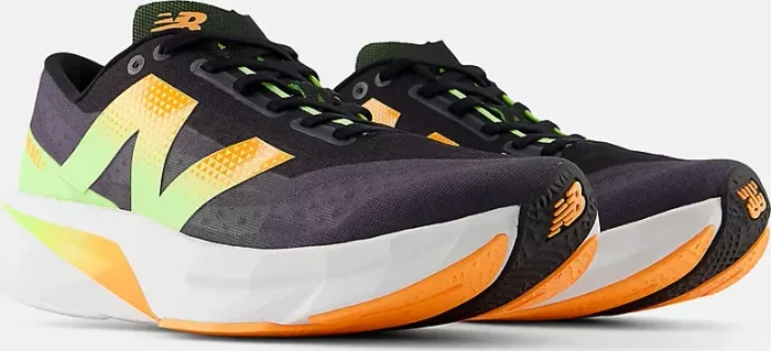 New Balance FuelCell Rebel v4 black/graphite/white peach (Herren)
