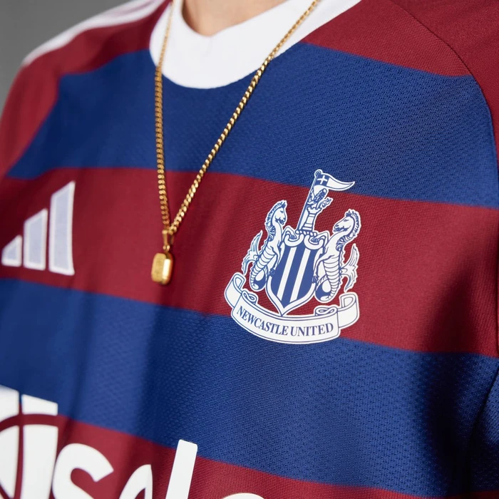 adidas Newcastle United FC 2024/2025 Auswärtstrikot team coll burgundy 2/night sky/white (Herren)