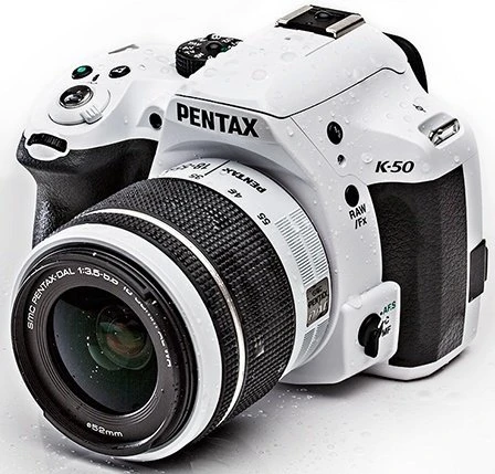 Pentax K-50 weiß mit Objektiv smc DA 18-55mm 3.5-5.6 AL WR und smc DA 50-200mm 4.0-5.6 ED WR