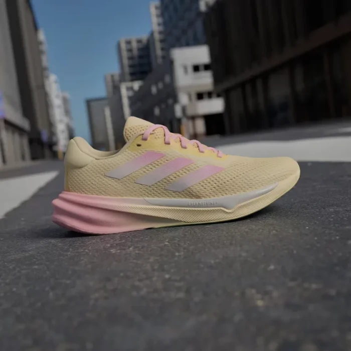 adidas Supernova Stride almost yellow/zero metalic/pink spark (Damen)