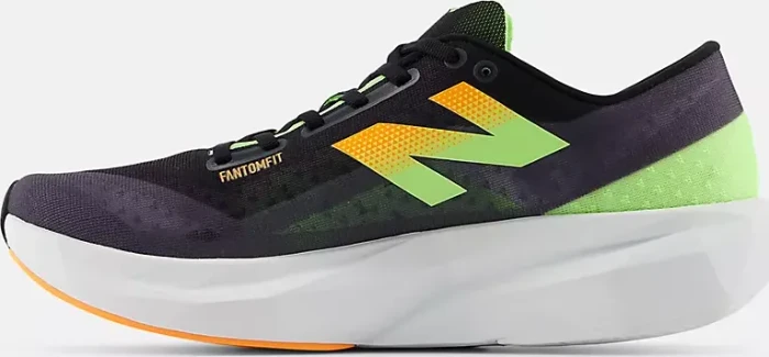 New Balance FuelCell Rebel v4 black/graphite/white peach (Herren)