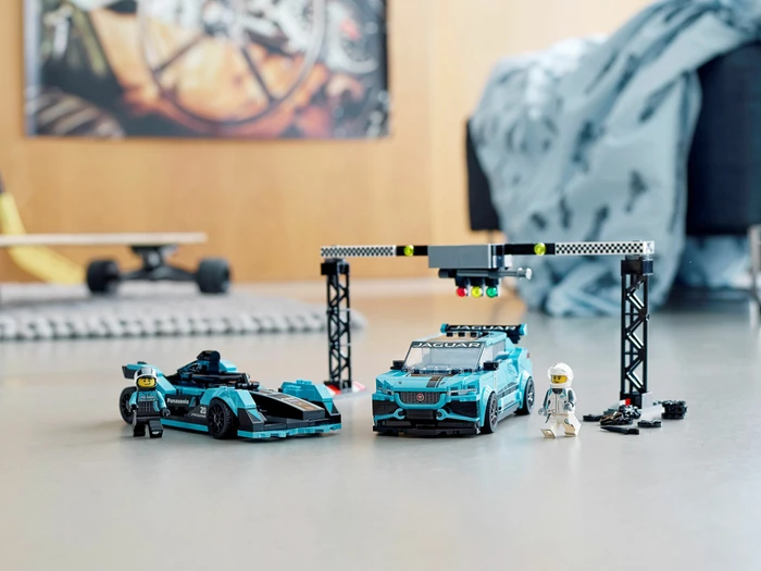 LEGO Speed Champions - Formula E Panasonic Jaguar Racing GEN2 car & Jaguar I-PACE eTROPHY