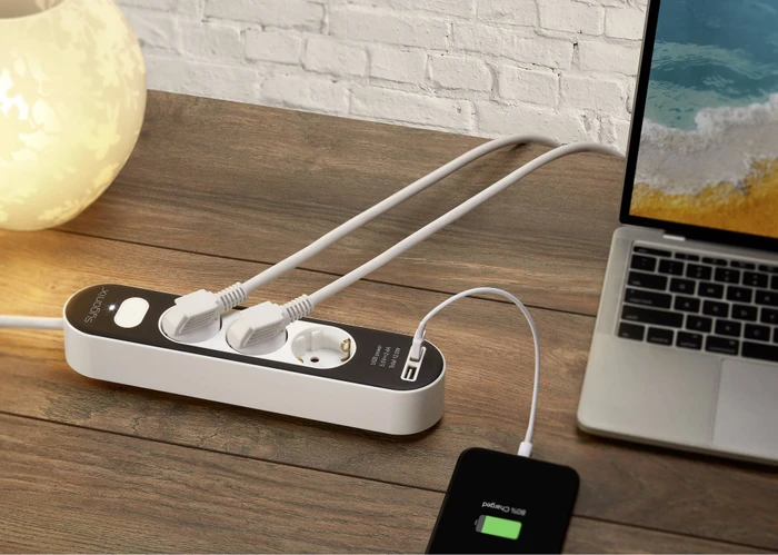 Sygonix Steckdosenleiste mit Schalter, 3-fach, mit 2x USB, 1.4m, weiß/schwarz