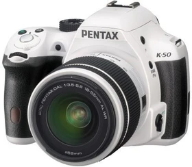 Pentax K-50 weiß mit Objektiv smc DA 18-55mm 3.5-5.6 AL WR und smc DA 50-200mm 4.0-5.6 ED WR