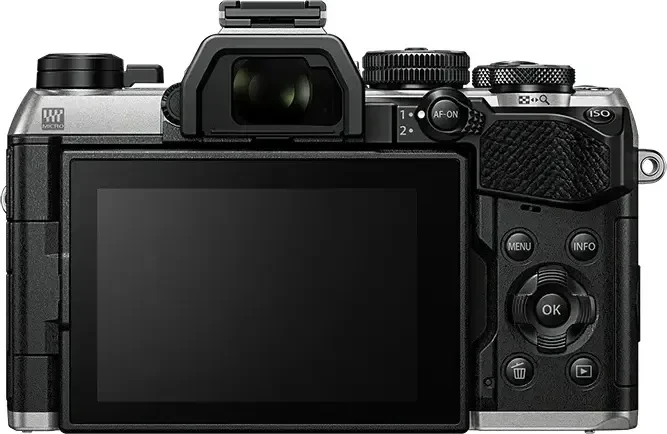 OM System OM-5 Mark II silber mit Objektiv M.Zuiko digital ED 12-45mm 4.0 PRO