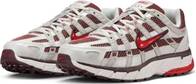 Nike P-6000 metallic summit white/dark pony/light iron ore/fire red (Damen)