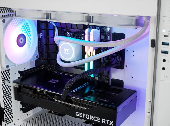 Thermaltake Neired Snow, Ryzen 7 7700X, 32GB RAM, 2TB SSD, GeForce RTX 4080