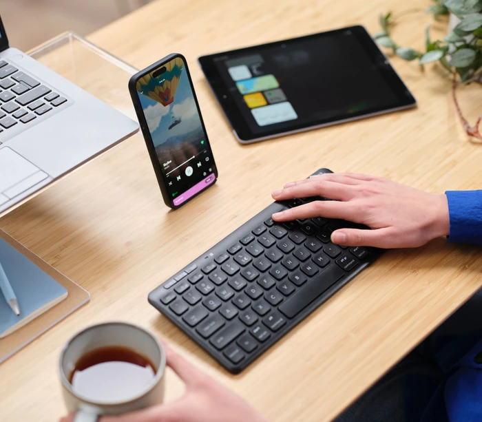 Trust Lyra Compact Wireless Keyboard, schwarz, USB/Bluetooth, DE
