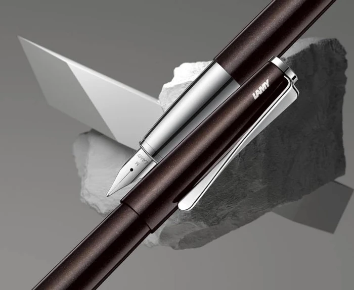 Lamy studio dark brown, rechte Hand, fein