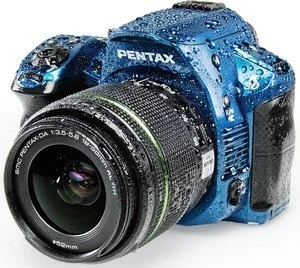 Pentax K-30 blau mit Objektiv smc DA L 18-55mm 3.5-5.6 AL