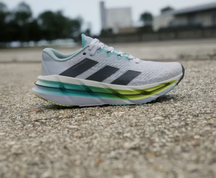 adidas Adistar Byd cloud white/night metallic/flash aqua (Damen)