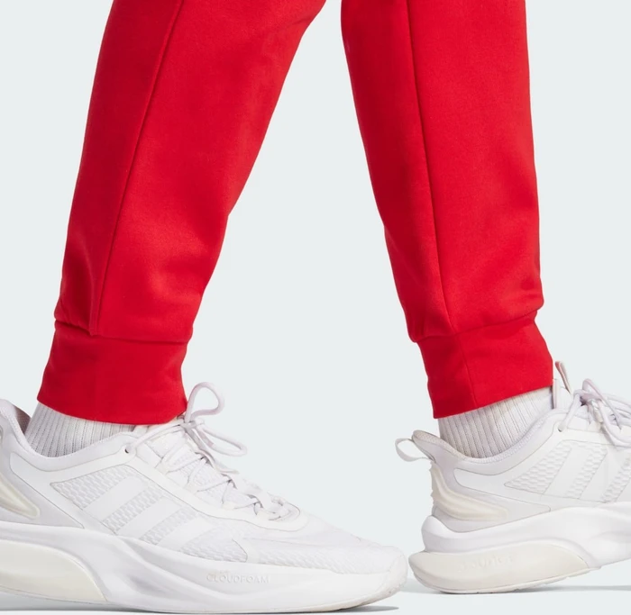 adidas Essentials Fleece Regular Tapered Trainingshose lang better scarlet (Herren)