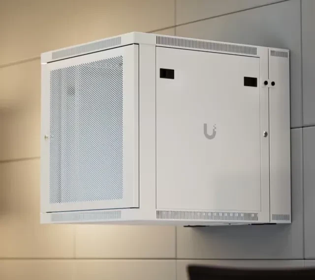 Ubiquiti 12U Rack Cabinet, 19" Wandgehäuse 12HE, Gitternetztür, weiß, 703mm tief