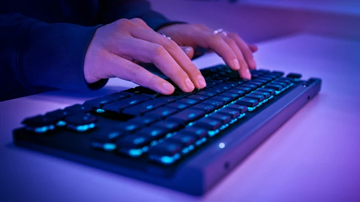 Logitech G515 Lightspeed TKL, schwarz, GL LINEAR, USB/Bluetooth, DE