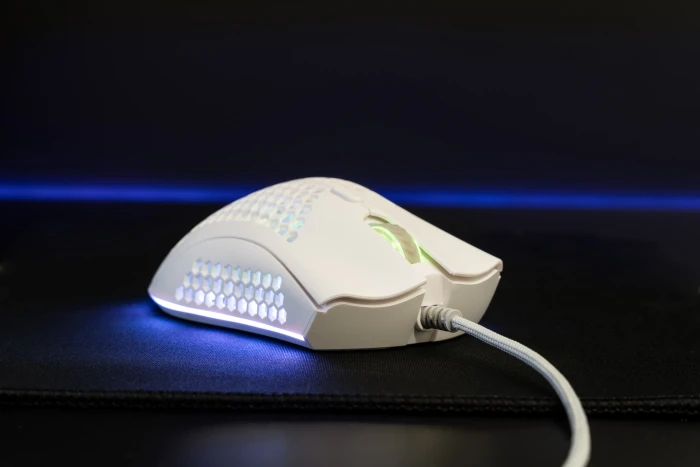 ISY IGM-4500-WT Ultralight RGB Gaming Maus weiß, USB