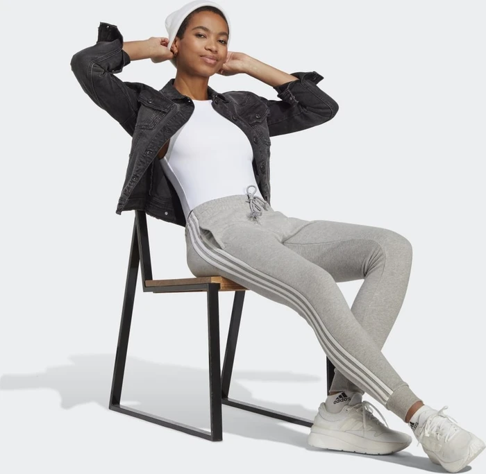 adidas Essentials 3-Streifen French Terry Cuffed Trainingshose lang medium grey heather/white (Damen)