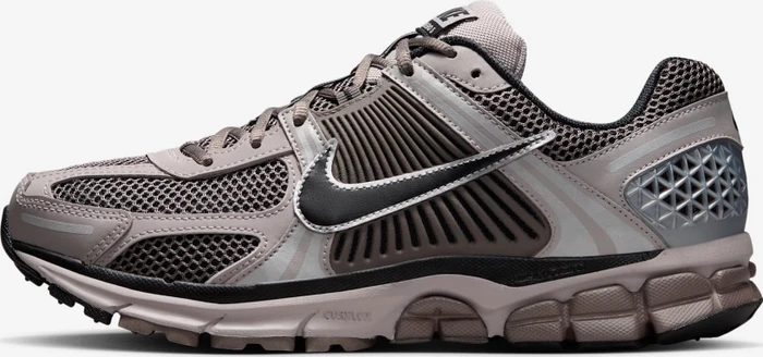 Nike Zoom Vomero 5 college grey/cave stone/metallic silver/black (Herren)