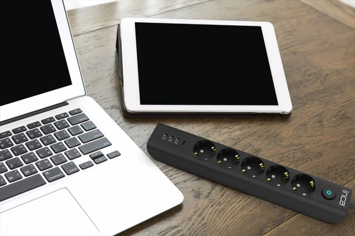 Inca IPW-44TU Steckdosenleiste mit Schalter, 5-fach, 3x USB-A/1x USB-C, 1.5m, schwarz