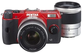 Pentax Q10 rot mit Objektiv Q 02 Standard Zoom 5-15mm 2.8-4.5 AL und Q 06 Telephoto Zoom 15-45mm 2.8 AL