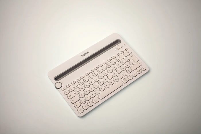 Logitech K480 Multi-Device Keyboard weiß, Bluetooth, DE