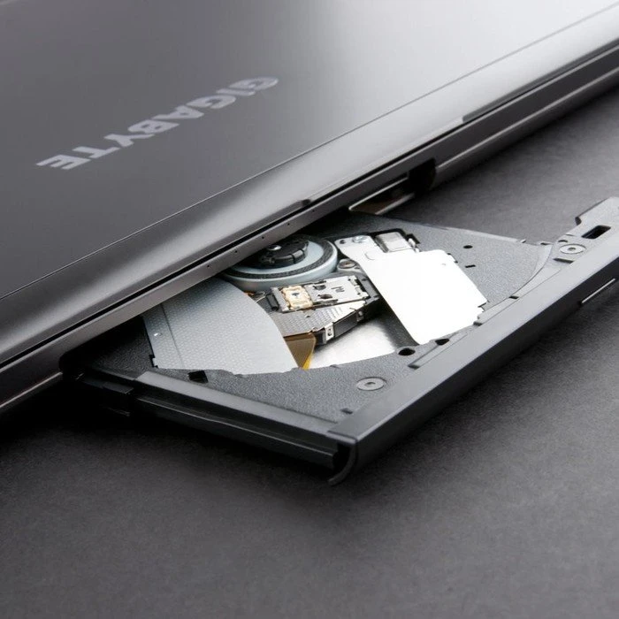 GIGABYTE P35W v5, Core i7-6700HQ, 8GB RAM, 128GB SSD, 1TB HDD, GeForce GTX 970M, DE