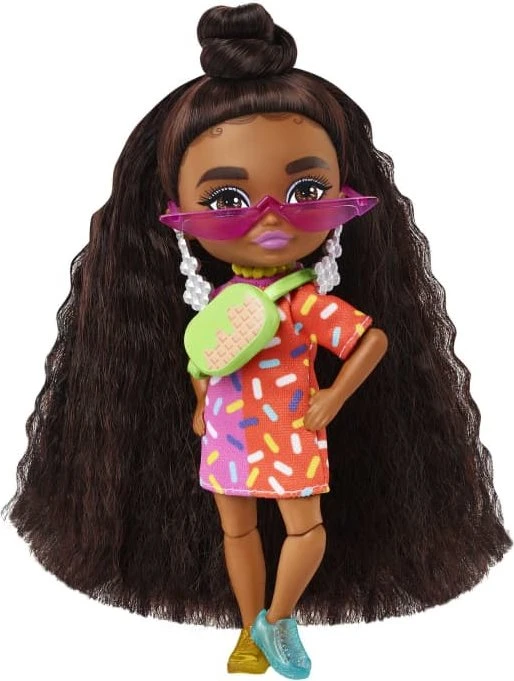 Mattel Barbie - Extra Minis Puppe mit Kleid & Pelzmantel mit Streuseldruck