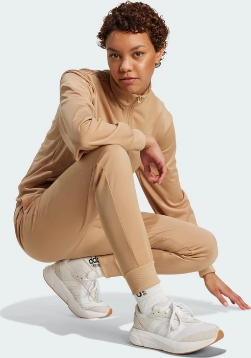 adidas Essentials Feel Cozy Trainingsanzug warm sandstone (Damen)