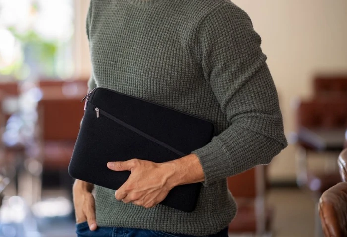 Artwizz Neopreen Sleeve Pro für MacBook Air 13" (2022 / M2), schwarz