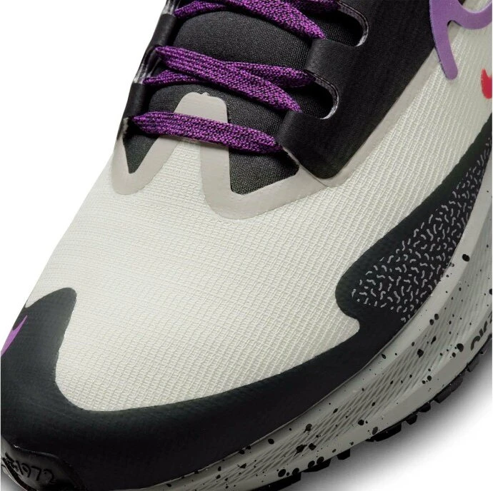Nike Air Zoom Pegasus 39 Shield light bone/cobblestone/dark smoke grey/vivid purple (Damen)