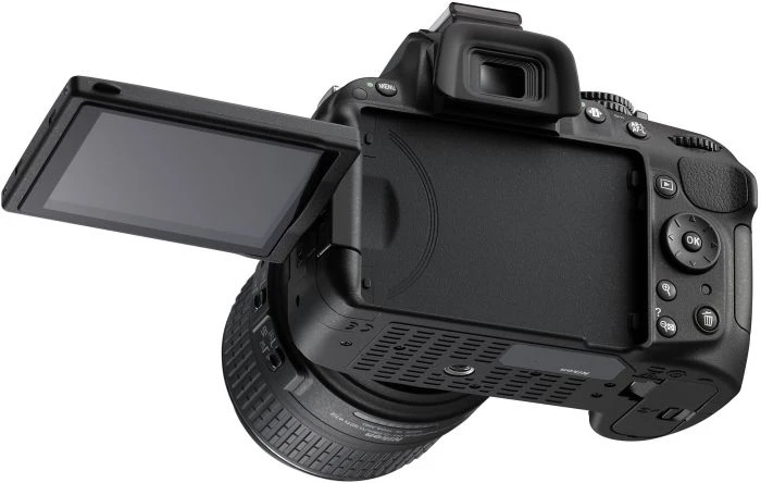 Nikon D5200 schwarz mit Objektiv AF-S DX 18-140mm 3.5-5.6 G ED VR