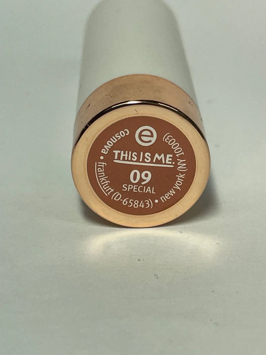 Essence This Is Me. Lipstick 09 special, 3.5g