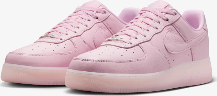 Nike NOCTA Air Force 1 Low pink foam/metallic silver/cobalt tint (Herren)