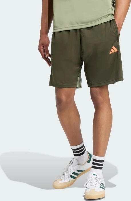 adidas Tiro 25 Essentials Trainingshose kurz night cargo/tent green/impact orange (Herren)