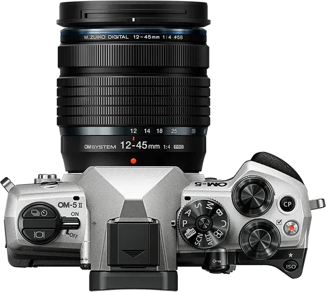 OM System OM-5 Mark II silber mit Objektiv M.Zuiko digital ED 12-45mm 4.0 PRO