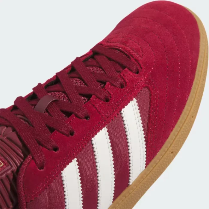 adidas Busenitz collegiate burgundy/chalk white/gold metallic (Herren)