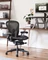 Herman Miller Aeron remastered Bürostuhl, Graphite grau, Größe C, Armlehnen Vinyl, Fußkreuz/Mechanik Kunststoff schwarz Vorschaubild