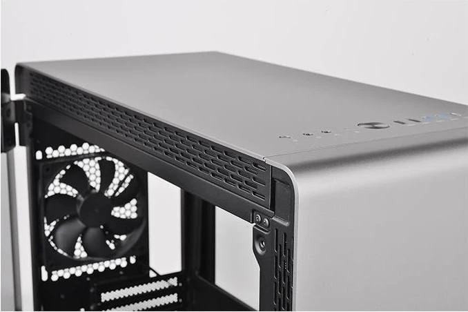 Thermaltake A500 Aluminium, Glasfenster