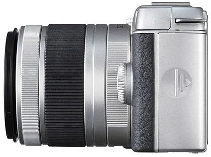 Pentax Q10 silber mit Objektiv Q 02 Standard Zoom 5-15mm 2.8-4.5 AL und Q 06 Telephoto Zoom 15-45mm 2.8 AL