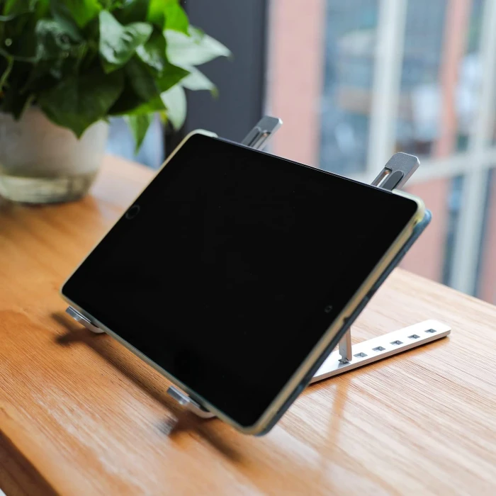 AmazonBasics Tragbarer Laptopständer mit 6 verstellbaren Winkeln, Notebook-Stand 10-15.6", silber