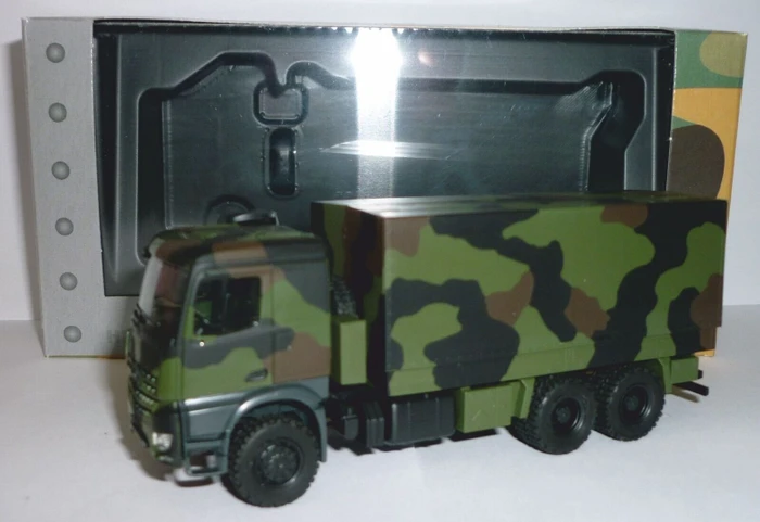 Herpa Mercedes-Benz Arocs 6x6 Pritsche/Plane Bundesweh, flecktarn